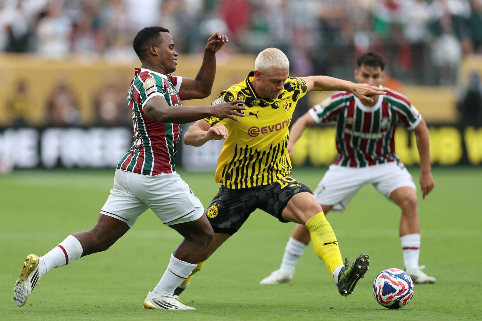 Norðmaðurinn Julian Ryerson í baráttunni við varnarmenn Fluminense.