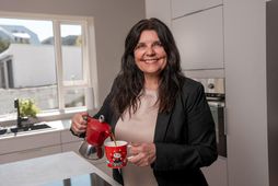 Elísabet Reynisdóttir er sannkallaður gleðigjafi og kann að njóta. Hún drekkur fyrsta kaffibollann nakin.