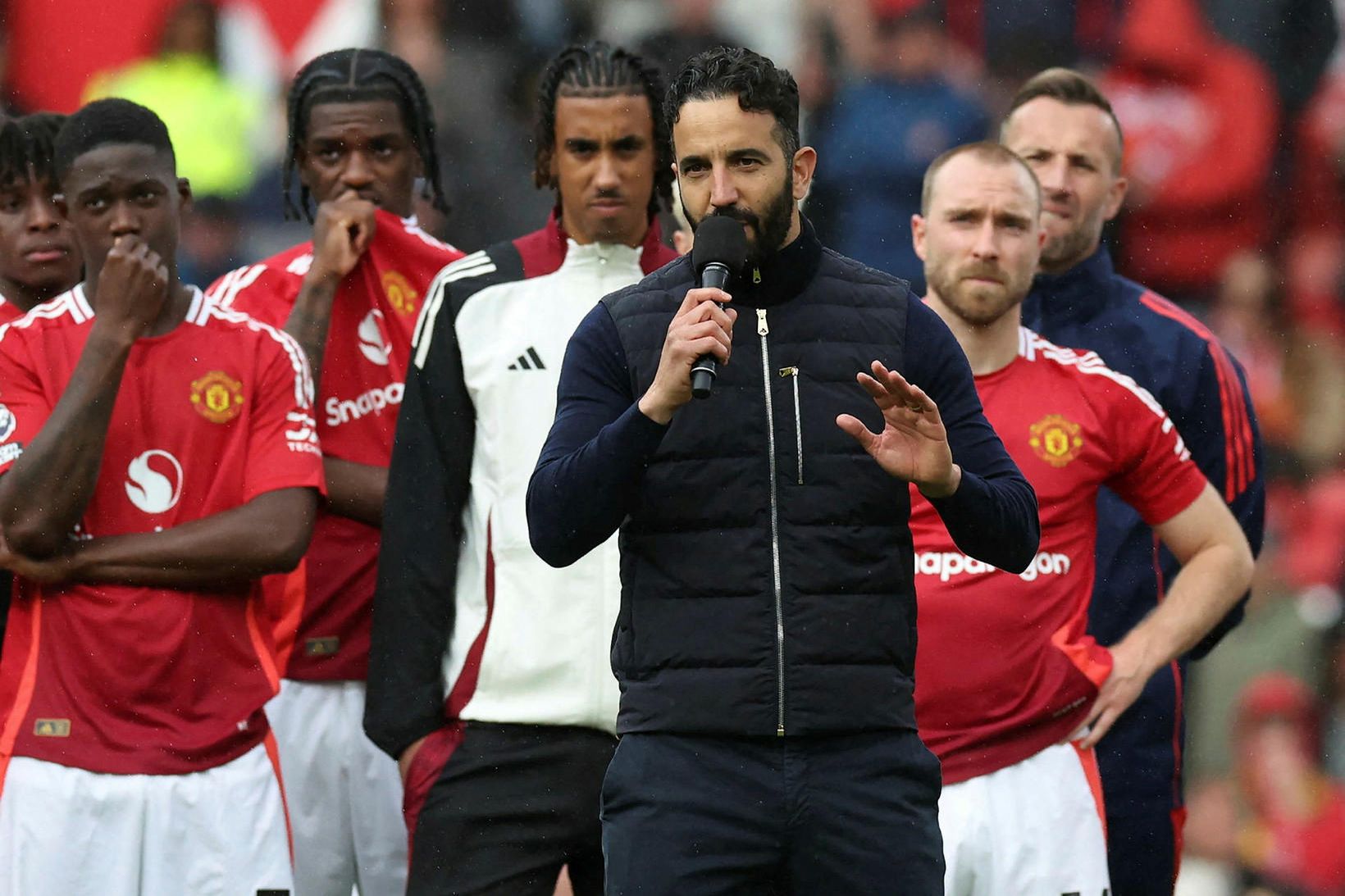 Ruben Amorim ávarpar stuðningsmenn Manchester United eftir sigurinn í gær.
