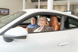 Benedikt og Margrét Beta lukkuleg í ofursportbíl frá Porsche. Fyrirtækið er í miklum blóma í …
