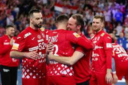 Dagur Sigurðsson faðmar Marin Jelinic í leikslok í kvöld.