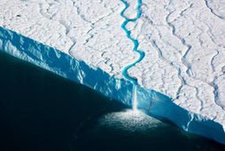 Jökulrönd Austfonna-jökulsins á Svalbarða er sú lengsta á norðurhveli jarðar, rúmlega 180 kílómetrar, og bráðnar …