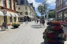 Kona var stungin til bana á fjölfarinni verslunargötu í Hønefoss í Buskerud í morgun og …