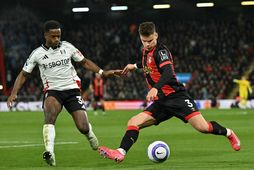 Milos Kerkez, til hægri, í leik með Bournemouth gegn Fulham.