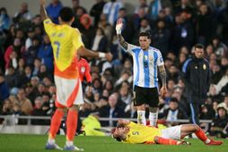 Enzo Fernández braut illa á Kevin Castano í nótt.