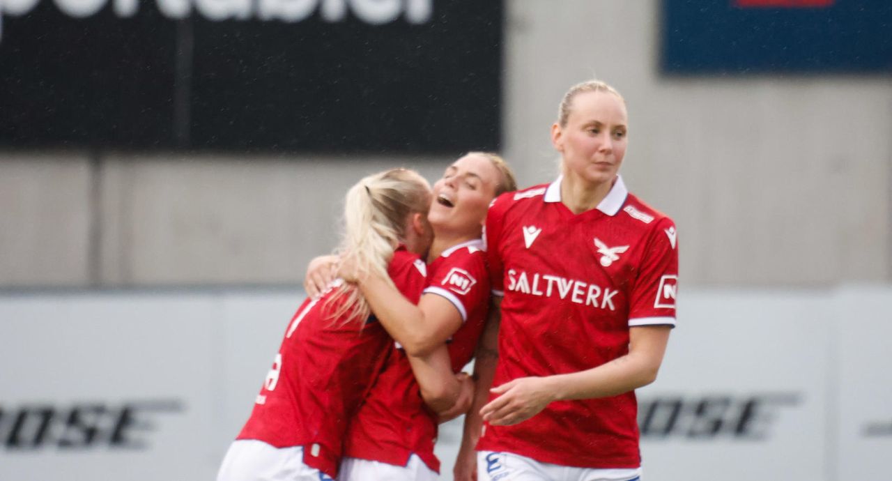 Valskonur fagna sigrinum í kvöld.