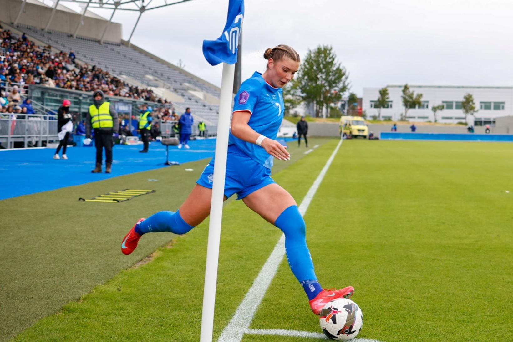 Karólína Lea Vilhjálmsdóttir tekur hornspyrnu með íslenska landsliðinu.