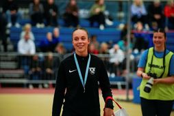 Irma Gunnarsdóttir kát með gullmedalíu um hálsinn í dag.