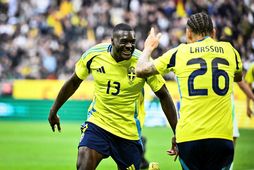 Ken Sema fagnar einu þriggja marka sinna í kvöld ásamt Jordan Larsson.