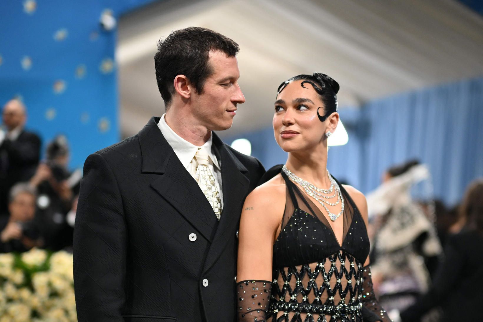 Callum Turner og Dua Lipa eru trúlofuð.