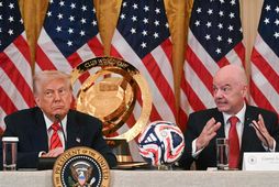 Donald Trump forseti Bandaríkjanna og Gianni Infantino forseti FIFA kynna bikarinn sem verður afhentur til …